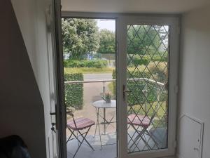 シーフォードにあるStunning apartmentのパティオ(テーブル、椅子付)へアクセスできます。