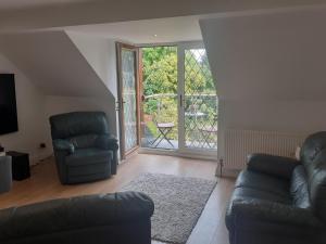 シーフォードにあるStunning apartmentのソファと椅子のあるリビングルーム