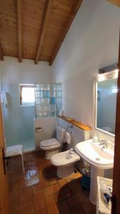 a bathroom with two toilets and a sink at Casa Vicentina in Odeceixe