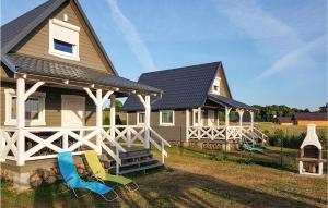 ein Haus mit einer Veranda und zwei Stühlen davor in der Unterkunft Gorgeous Home In Debina With Wifi in Debina