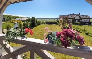 ein Zaun mit Blumen darauf mit einem Haus im Hintergrund in der Unterkunft Gorgeous Home In Debina With Wifi in Debina