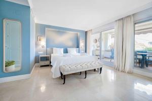 Posteľ alebo postele v izbe v ubytovaní BEACHFRONT GOLDEN MILE PUENTO ROMANO SEA VIEW WIFI