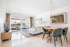 Posedenie v ubytovaní BEACHFRONT GOLDEN MILE PUENTO ROMANO SEA VIEW WIFI