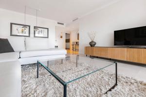 Televízia a/alebo spoločenská miestnosť v ubytovaní BEACHFRONT GOLDEN MILE PUENTO ROMANO SEA VIEW WIFI