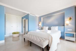 A bed or beds in a room at BEACHFRONT GOLDEN MILE PUENTO ROMANO SEA VIEW WIFI Még 17 kép