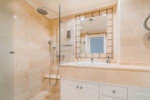 Kúpeľňa v ubytovaní BEACHFRONT GOLDEN MILE PUENTO ROMANO SEA VIEW WIFI
