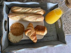 a box filled with bread and a glass of orange juice at Gîte Croc Blanc in Sondernach