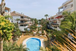 Bazén v ubytovaní BEACHFRONT GOLDEN MILE PUENTO ROMANO SEA VIEW WIFI alebo v jeho blízkosti