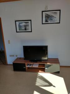 奇勒谷地哈特Ferienwohnung in ruhiger Lage für 5 Personen的客厅里有一台平板电视 更多3张照片