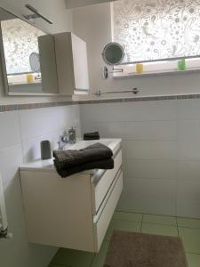 un bagno bianco con lavandino e specchio di DP Pompei Home a Pompei