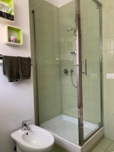 un bagno con doccia, WC e lavandino di DP Pompei Home a Pompei