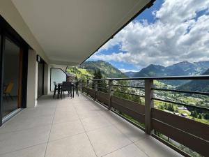 een balkon van een huis met uitzicht op de bergen bij Thélème A202 - T4 avec vue panoramique sur la station in Châtel