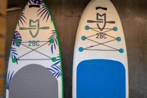 zwei Surfbretter stehen nebeneinander in der Unterkunft Good Mood Resort in Ko Lipe