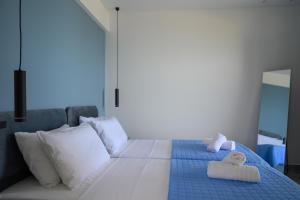 Кровать или кровати в номере Almyriki Villas