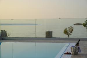 Бассейн в Almyriki Villas или поблизости