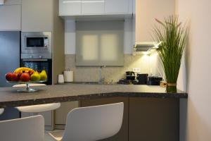 Кухня или мини-кухня в Almyriki Villas
