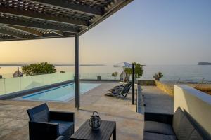 Бассейн в Almyriki Villas или поблизости