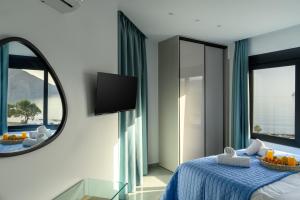 Кровать или кровати в номере Almyriki Villas