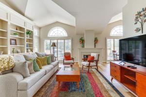 Μια τηλεόραση ή/και κέντρο ψυχαγωγίας στο Escondido Townhome with Gas Grill and Golf Acess!