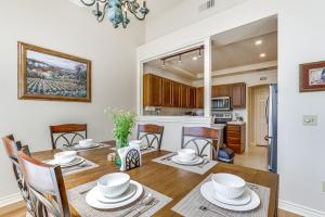 Η κουζίνα ή μικρή κουζίνα στο Escondido Townhome with Gas Grill and Golf Acess!