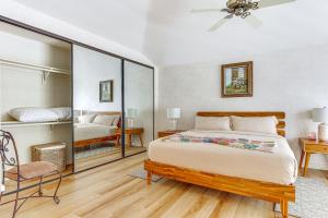 Ένα ή περισσότερα κρεβάτια σε δωμάτιο στο Escondido Townhome with Gas Grill and Golf Acess! +27 φωτογραφίες