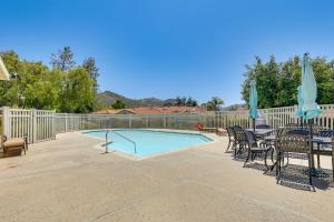 Πισίνα στο ή κοντά στο Escondido Townhome with Gas Grill and Golf Acess!