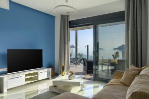 Телевизор и/или развлекательный центр в Almyriki Villas
