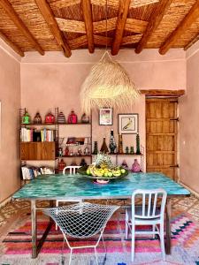 een eetkamer met een tafel met bananen erop bij La Villa Sauvage in Essaouira