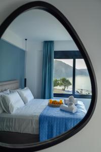 Кровать или кровати в номере Almyriki Villas +37 фотографий
