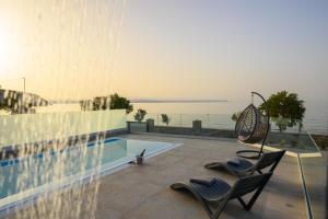 Бассейн в Almyriki Villas или поблизости