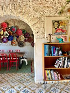 een eetkamer met een tafel en een boekenplank bij La Villa Sauvage in Essaouira