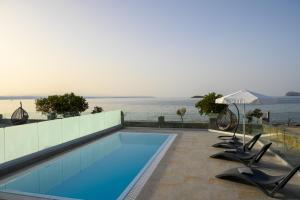 Бассейн в Almyriki Villas или поблизости