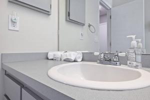 ein Badezimmer mit einem weißen Waschbecken und einem Spiegel in der Unterkunft Sunshine and Serenity in Palm Harbor + 42 Fotos