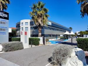 Bazén v ubytování Brit Hotel Porte d'Espagne nebo v jeho okolí