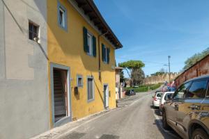 a yellow building on the side of a street at Luca's home over the Rose Garden in Florence +42 photos