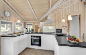 Η κουζίνα ή μικρή κουζίνα στο Holiday Home Bakkedraget Slagelse V
