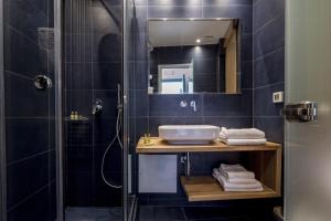 Koupelna v ubytování Santellini Hotel + 37 fotografií