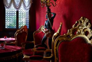 a statue of a woman in a room with chairs at Palazzo Paruta & Wellness Suites in Venice