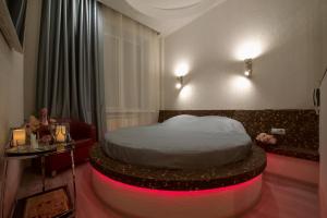 Alex Hotel on Zvezdnaya tesisinde bir odada yatak veya yataklar