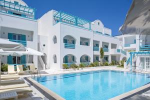 una villa con piscina e resort di Santellini Hotel a Kamari