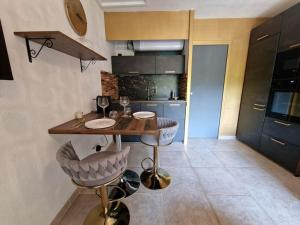 Η κουζίνα ή μικρή κουζίνα στο Beau studio, moderne, au calme avec piscine et parking privé dans une résidence arborée +7 φωτογραφίες