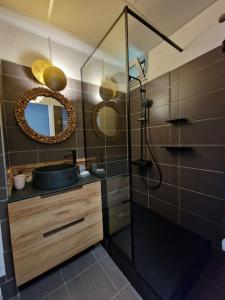 Ένα μπάνιο στο Beau studio, moderne, au calme avec piscine et parking privé dans une résidence arborée