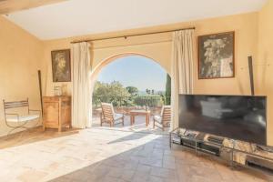 Μια τηλεόραση ή/και κέντρο ψυχαγωγίας στο Villa de luxe avec piscine à Ramatuelle