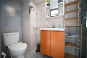 マタラにあるTeacher's Apartmentのトイレと洗面台のある小さなバスルーム +46枚の写真