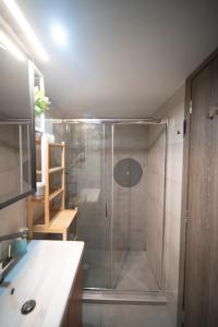 マタラにあるTeacher's Apartmentの浴室のガラス扉付きシャワー
