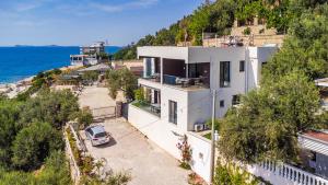 an aerial view of a white house with a car parked in front at Casa Mare in Vlorë
