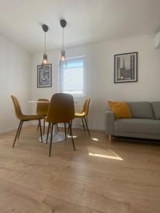 a living room with a table and chairs and a couch at Ferienhaus nah Ijsselmeer mit schönem sonnigem Garten in Wervershoof