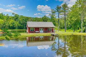 BrodheadsvilleLakeside Cottage with Porch in Pocono Mountains的湖畔的红色小屋