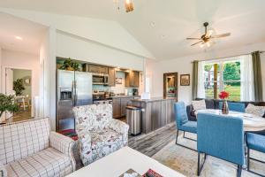 BrodheadsvilleLakeside Cottage with Porch in Pocono Mountains的配有桌椅的厨房和客厅