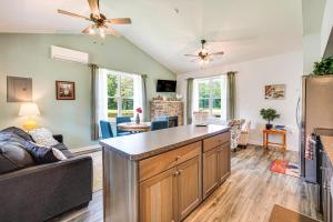 Lakeside Cottage with Porch in Pocono Mountains的电视和/或娱乐中心